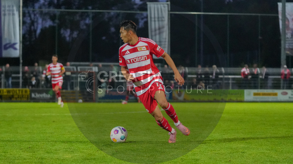 Fußball, Herren, Saison 2025/2026, Testspiel, Freundschaftsspiel, FSV 63 Luckenwalde vs. 1.FC Union Berlin, Mittwoch 08.10.2025, Werner-Seelenbinder-Stadion Luckenwalde, | Fußball, Herren, Saison 2025/2026, Testspiel, Freundschaftsspiel, FSV 63 Luckenwalde vs. 1.FC Union Berlin, Mittwoch 08.10.2025, Werner-Seelenbinder-Stadion Luckenwalde, Im Bild: Wooyeong Jeong (Union) - Realisiert mit Pictrs.com