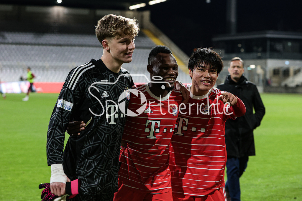FC Bayern Amateure - FC Augsburg II | v. l. Johannes SCHNEK (FCB #18), Desire SEGBE AZANKPO (FCB #34), Taichi FUKUI (FCB #21)