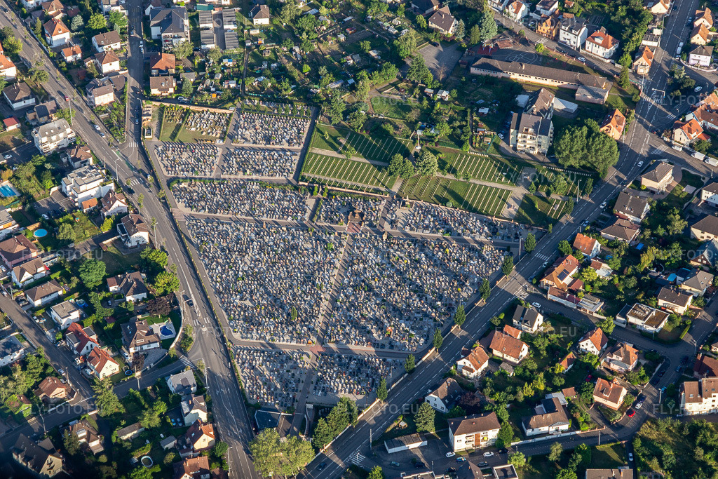 Vue aérienne: Cimetière Cimetière Saint-Georges à le quartier Bildstoeckel Est in Hagenau dans le département Bas Rhin, France. Photo: IMG_115483.jpg prise le 16/06/2019 par Werner Riehm/FLY-FOTO.eu – Résolution de l'original: 5360 x 3574 px