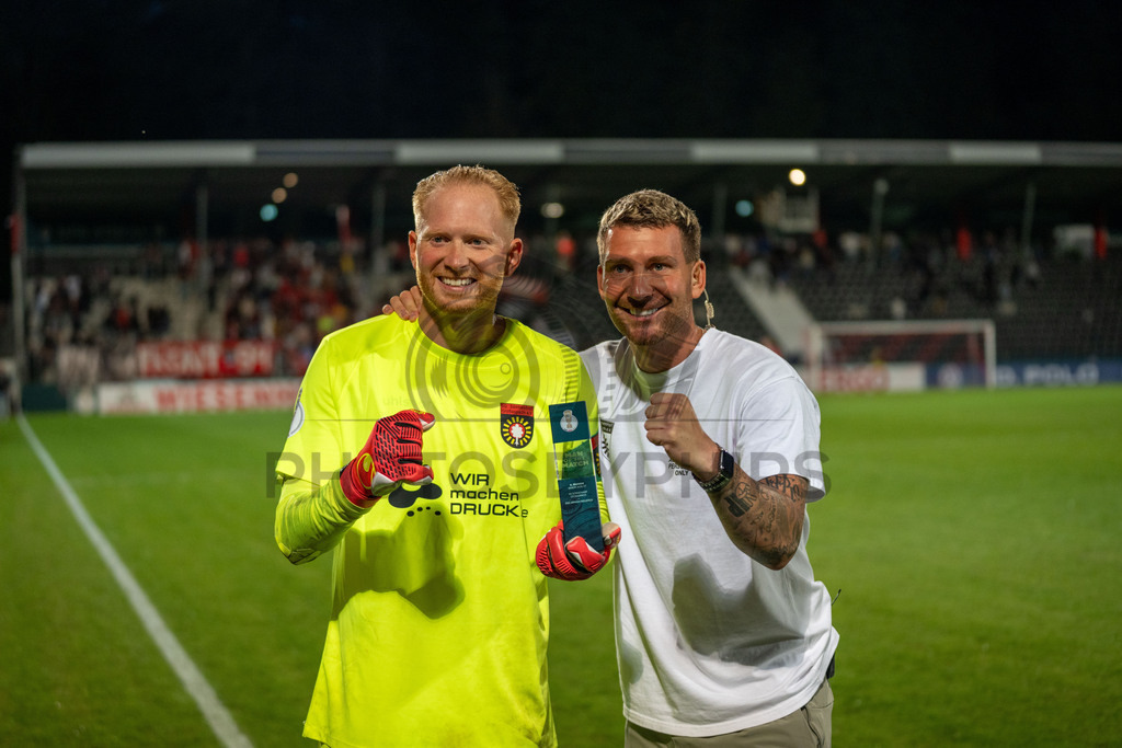 SG Sonnenhof Großaspach vs. Arminia Bielefeld, Fussball, DFB-Pokal, 1. Runde, 22.08.2026 | Maximilian Reule (SG Sonnenhof Großaspach, #01) mit Pascal Reinhardt (Trainer SG Sonnenhof Großaspach),SG Sonnenhof Großaspach vs. Arminia Bielefeld, Fussball, DFB-Pokal, 1. Runde, 22.08.2026,DFB regulations prohibit any use of photographs as image sequences and/or quasi-video