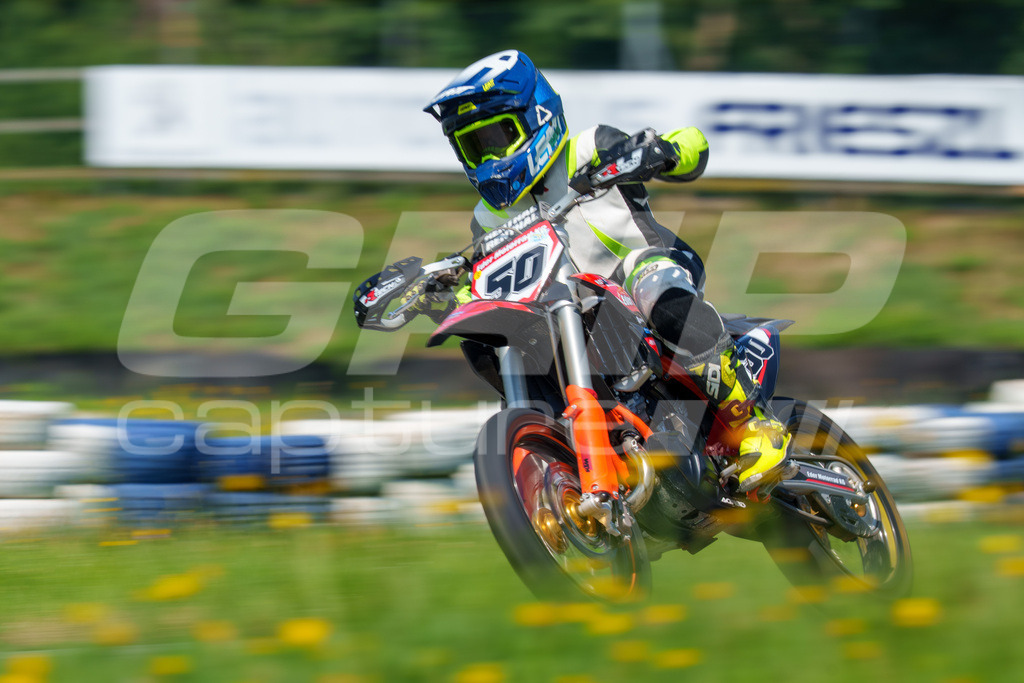 G-Cup + Supermoto Staatsmeisterschaft + Hungarian Supermoto Championship | GRIPcapture steht für authentische Sportfotografie in Österreich – für Momente, die mehr sind als Geschwindigkeit oder Ergebnis. Es geht um Emotion, Spannung, Fokus und den Augenblick, der oft nur einen Wimpernschlag dauert.Ob Motorsport, Teamsport oder 