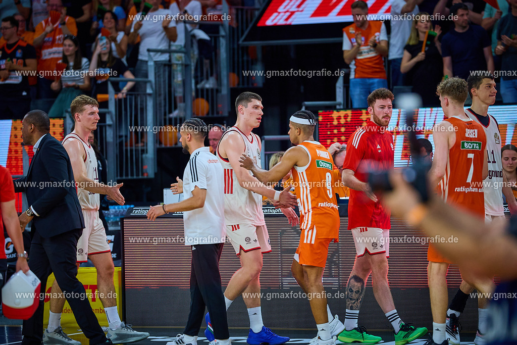 GER, ratiopharm ulm gegen FC Bayern, Basketball, 2. PlayOff, Finale, EasyCredit Bundesliga, Spielzeit 2024/2025, 18.06.2025 | Abklatschen der Mannschaften nach SpielendeGER, ratiopharm ulm gegen FC Bayern, Basketball, 2. PlayOff, Finale, EasyCredit Bundesliga, Spielzeit 2024/2025, 18.06.2025Foto: Eibner-Pressefoto/Gerald Oelze-de Stoppany