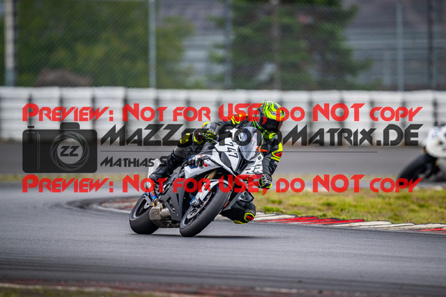 MaZZes_FotoMatrix_230719_1914 | WEISS