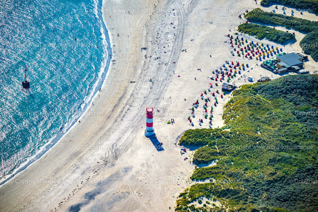 Helgoland_Düne_Leuchtturm_ELS_3902280824 | HELGOLAND 28.08.2024 Küsten- Landschaft am Sandstrand mit dem Leuchtturm auf der Helgoland-Düne in Helgoland im Bundesland Schleswig-Holstein. // Coastal landscape on the sandy beach with the lighthouse on the Helgoland dune in Heligoland in the state of Schleswig-Holstein. Foto: Martin Elsen