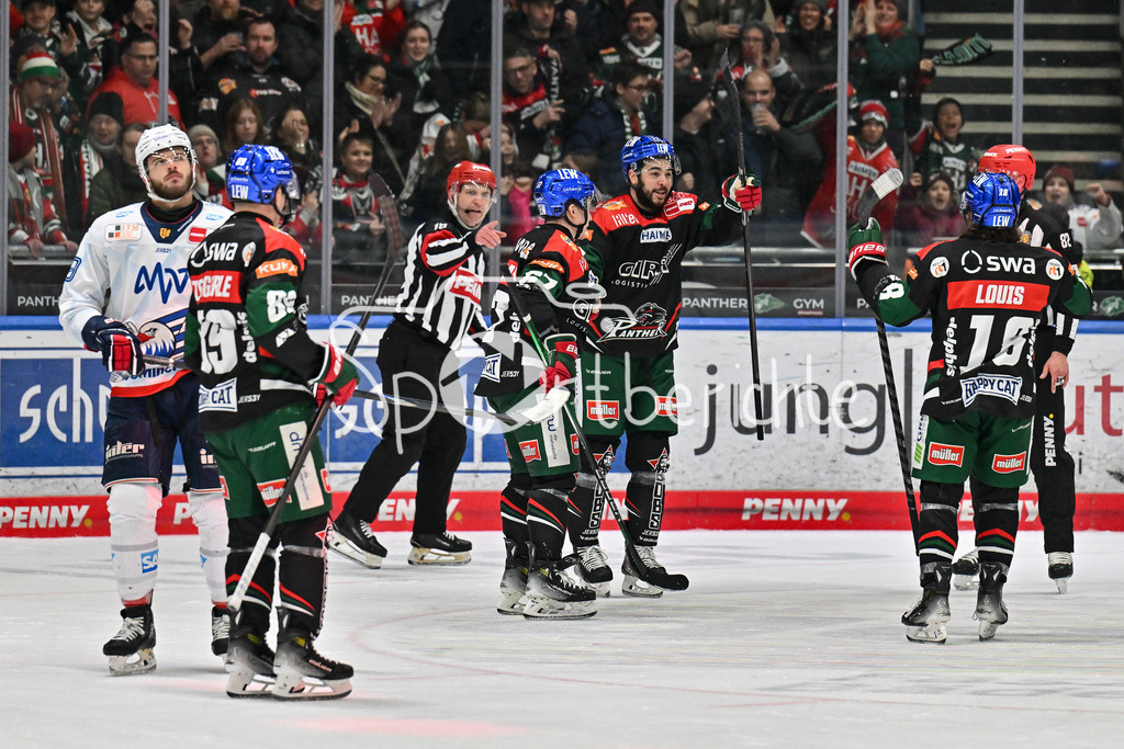 Augsburger Panther - Adler Mannheim | Jubel der Panther nach dem Treffer zum 1-3 durch Riley McCOURT (Augsburger Panther #72) / Freude / Happy / Tor / Torschuetze / DEL: Augsburger Panther - Adler Mannheim, Curt Frenzel Stadion am 26.12.2024