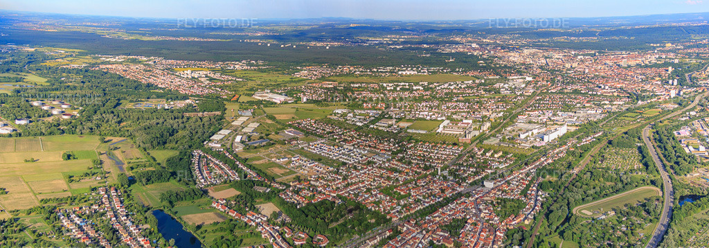 Luftbild: Stadtpanorama aus Westen mit Südtangente (B10) und Siemens AG, Fertigungs- und Entwicklungsstandort Karlsruhe und L'OREAL Produktion Deutschland GmbH & Co. KG im Ortsteil Nordweststadt in Karlsruhe im Bundesland Baden-Württemberg in Deutschland. Foto: IMG_57913-Pano.jpg vom 16.06.2013 durch Werner Riehm/FLY-FOTO.deAuflösung des Originals: 9702 x 3389 pxWWW.SIEMENS.COM