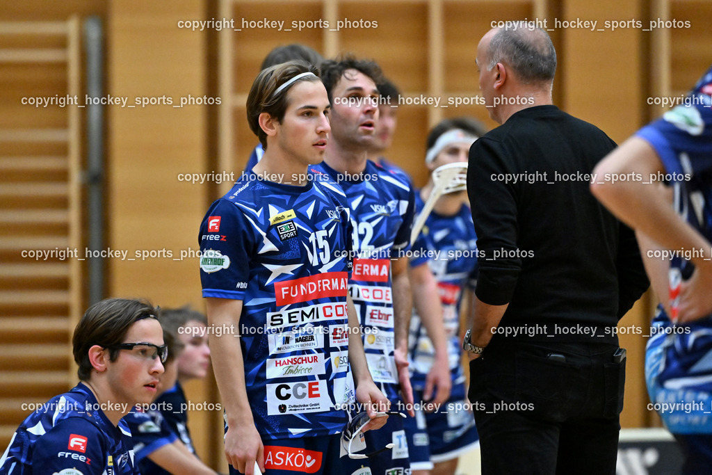VSV Unihockey vs. SZPK Floorball | Spielerbank VSV Unihockey, #15 Tristan Bogataj VSV Unihockey, #92 Ingolf Natmessnig VSV Unihockey, Betreuer Hannes Pühringer VSV Unihockey , VSV Unihockey vs. SZPK Floorball, VSV Unihockey vs. SZPK Floorball am 23.11.2024 in Villach (Ballspielhalle St. Martin), Austria, (Photo by Bernd Stefan)