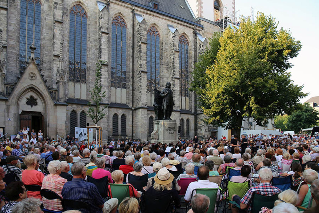 Bildlexikon Leipzig - Konzert am Bach Denkmal | Das Team hinter BILDLEXIKON LEIPZIG bündelt historische wie aktuelle Informationen über die Stadt Leipzig in Text und Bild auf einer Plattform und stellt diese der interessierten Öffentlichkeit zur Verfügung.