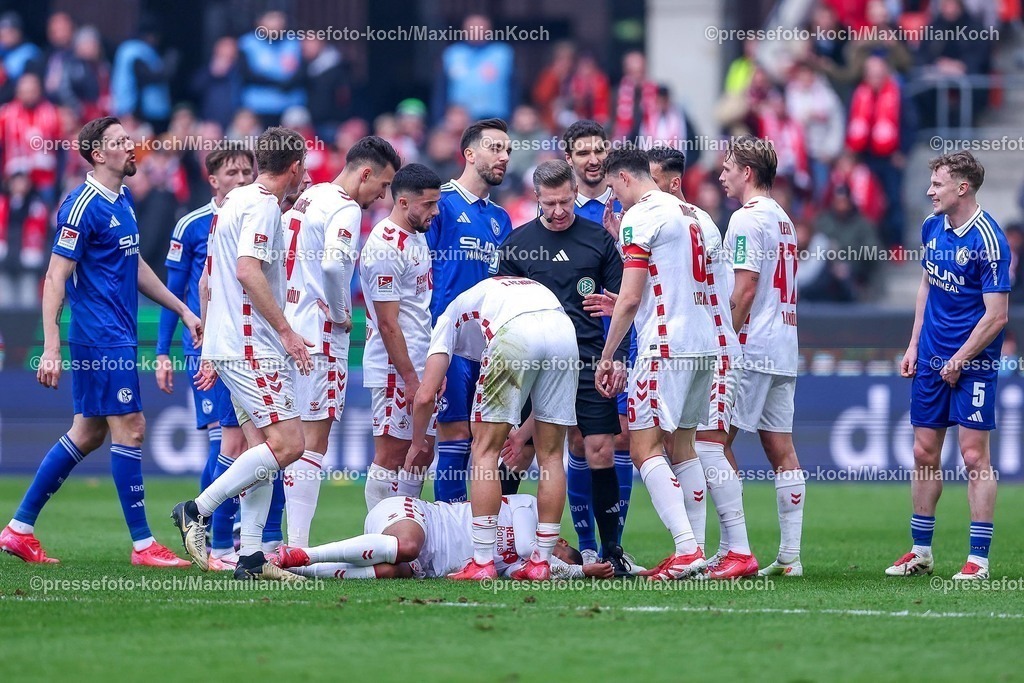 1FC09022501033 | 09.02.2025, Fußball, 1. FC Köln - FC Schalke 04, 2.. Fußball Bundesliga, 21. Spieltag, RheinEnergie-STADION, Saison 2024 2025: Rudelbildung um den am Boden liegenden Linton Maina (FC Köln #37)DFB regulations prohibit any use of photographs as image sequences and or quasi-video.