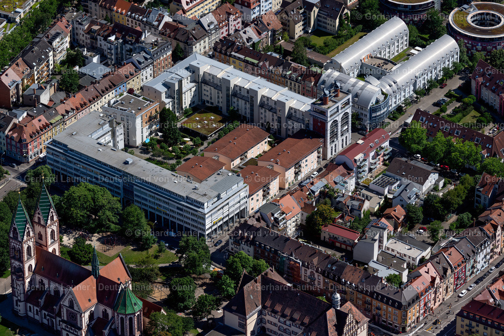 4033464 | FREIBURG IM BREISGAU 30.06.2020 Wohn- und Geschäftshaus Viertel im Ortsteil Stühlinger in Freiburg im Breisgau im Bundesland Baden-Württemberg, Deutschland. // Residential and commercial building district in the district Stuehlinger in Freiburg im Breisgau in the state Baden-Wuerttemberg, Germany. Foto: Gerhard Launer