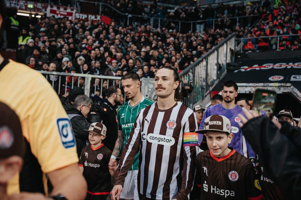FCP04657 | Der offizielle Shop für FC St. Pauli Fotos. Wähle aus Spielszenen & Fanmomenten dein FCSP Wunschformat. Wir liefern Millerntor-Atmosphäre.
