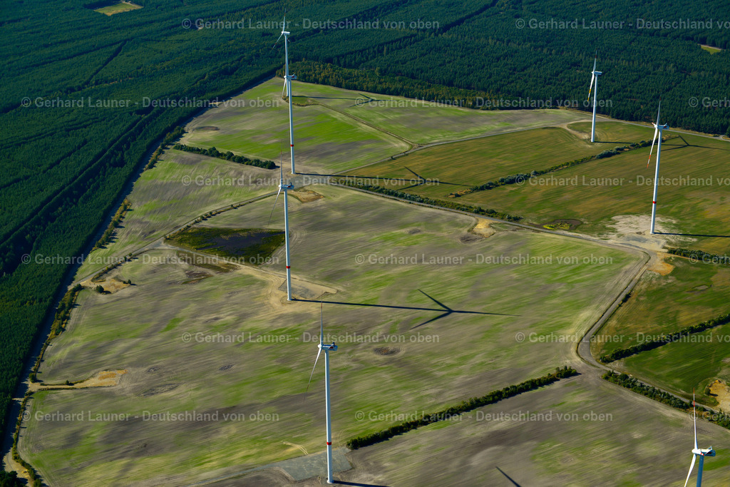 3636893 | SCHIPKAU 25.08.2016 Windenergieanlagen ( WEA ) - Windräder - auf einem Feld bei Schipkau im Bundesland Brandenburg, Deutschland. Weiterführende Informationen bei: Vestas Wind Systems A/S. // Wind turbines (WEA) - wind turbines - on a field near Schipkau in the state Brandenburg, Germany. Further information at: Vestas Wind Systems A/S. Foto: Gerhard Launer