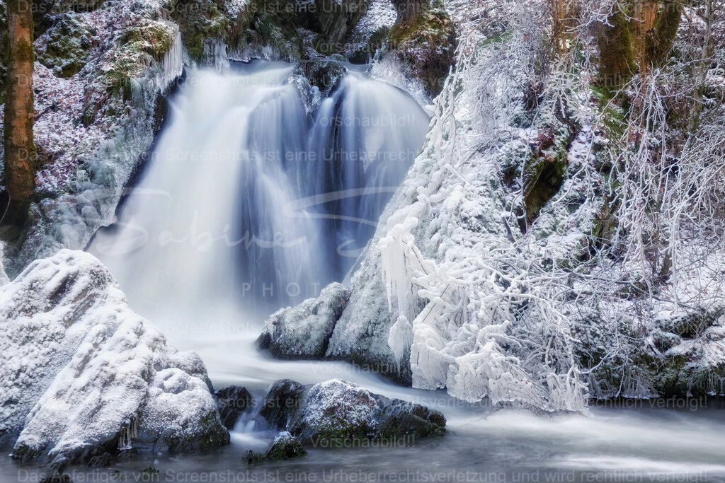 Die Rausch im Winter | "Die Rausch" wird der Wasserfall, nahe der Wallfahrtskirche Maria Martental, genannt. Selten bekommt man sie so eingefroren zu Gesicht. - Realisiert mit Pictrs.com