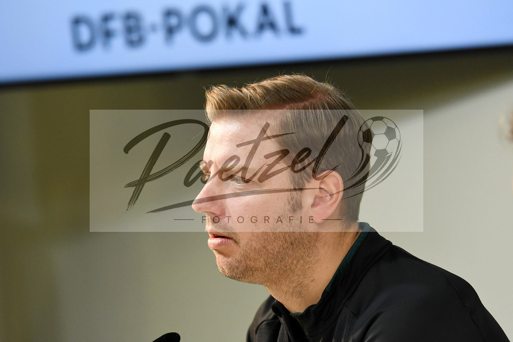 20200303_PKWBRE_0005 | Fussball, Herren: Trainer Florian Kohfeldt (SV Werder Bremen) schaut waehrend der Pressekonferenz des SV Werder Bremen im Presseraum des wohninvest Weserstadion am 03.03.2020 in Bremen, Deutschland. - Realisiert mit Pictrs.com