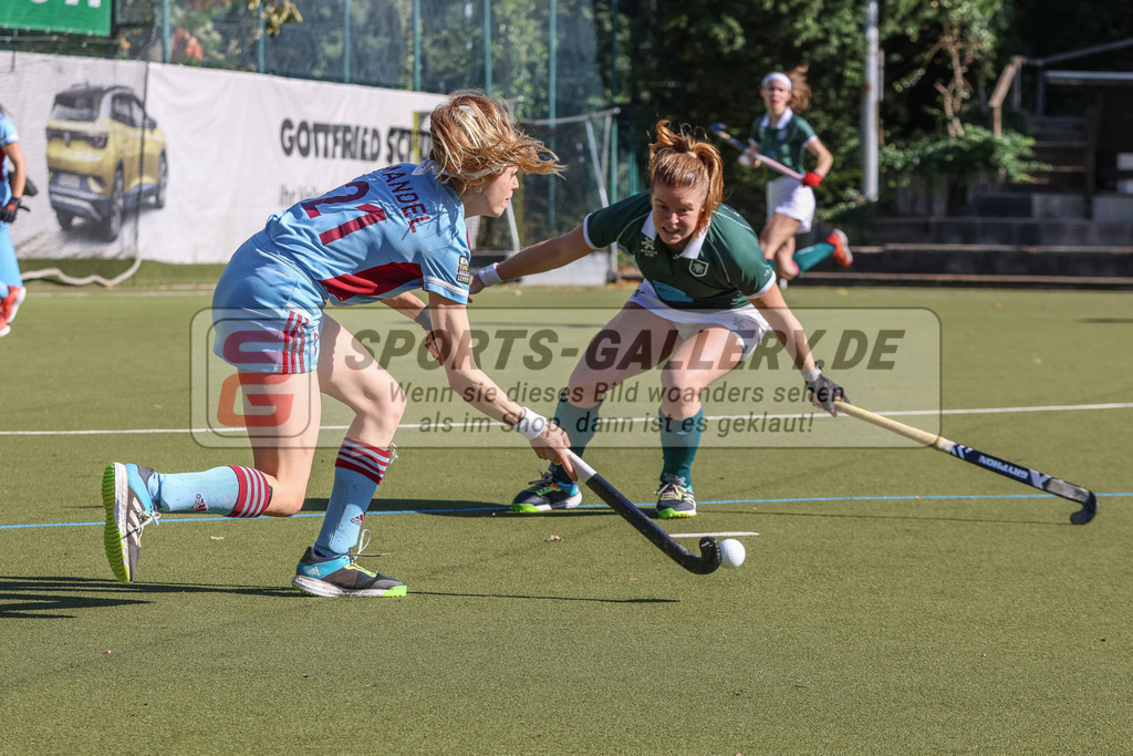 MJ_2022-10-08_Damen_HTCU-UHC-29 | Yara Mandel (UHC Hamburg #21) &amp; Elena Clococeanu (Uhlenhorst Mülheim #24), Uhlenhorst Mülheim - UHC Hamburg am 8.10.2022 im Waldstadion, Mülheim a. d. Ruhr