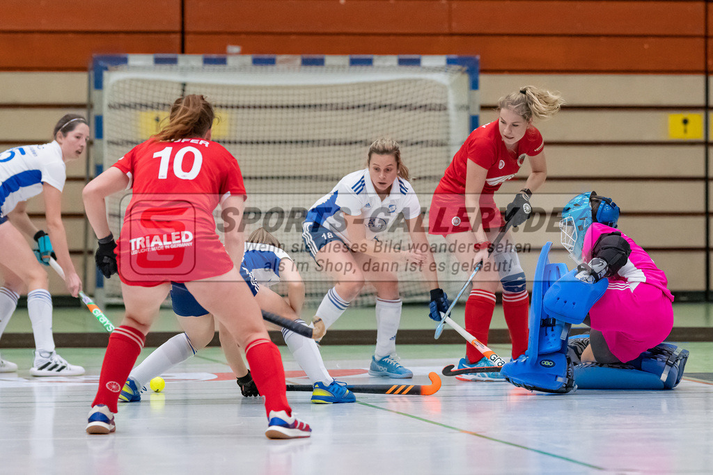 HK_20230114_102919 | 1. Bundesliga ( Halle ) Damen Crefelder HTC - RTHC Leverkusen am 14.1.2023 Crefelder HTC  ( CHTC ) Halle Glockenspitz , Krefeld , Svea Rose Torhüterin ( RTHC Leverkusen #2 ) , Jule Hufer ( Crefelder HTC #10 )