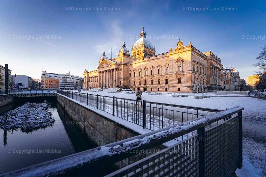 Bundesverwaltungsgericht | Das heutige Bundesverwaltungsgericht in Leipzig blickt auf eine bewegte Geschichte zurück: Ursprünglich als Reichsgericht errichtet, diente das beeindruckende Gebäude später als Bildermuseum. Heute ist es Sitz des höchsten deutschen Gerichts für öffentliches Recht. Die Verbindung aus historischer Architektur, kulturellem Erbe und rechtlicher Bedeutung macht diesen Ort einzigartig – für Besucher, Interessierte und Bildkäufer gleichermaßen. - Realisiert mit Pictrs.com