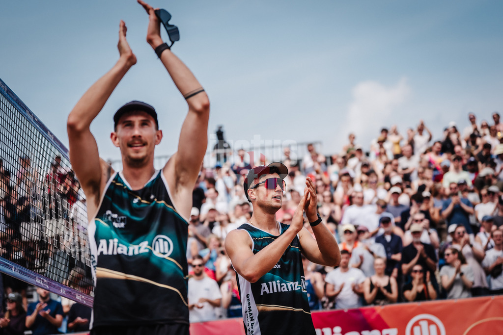 Beachvolleyball | Männer | Allianz German Beach Tour 2025 | Tourstop Hamburg | 01.06.2025 | v.l. Lukas Pfretzschner und Sven Winter freuen sich über den Sieg im Halbfinale