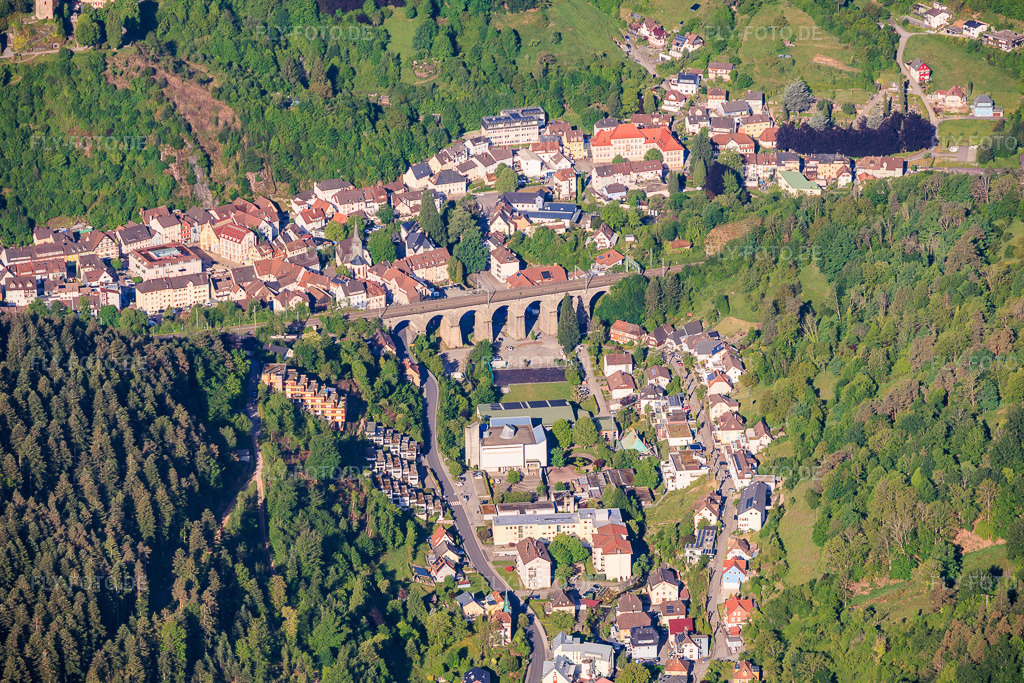 Luftbild: Stadtansicht mit Reichenbachviadukt im Reichenbachtal aus Nordosten in Hornberg im Bundesland Baden-Württemberg in Deutschland.Foto: IMG_156295.jpg vom 17.05.2026 durch Werner Riehm/FLY-FOTO.deAuflösung des Originals: 5795 x 3864 px