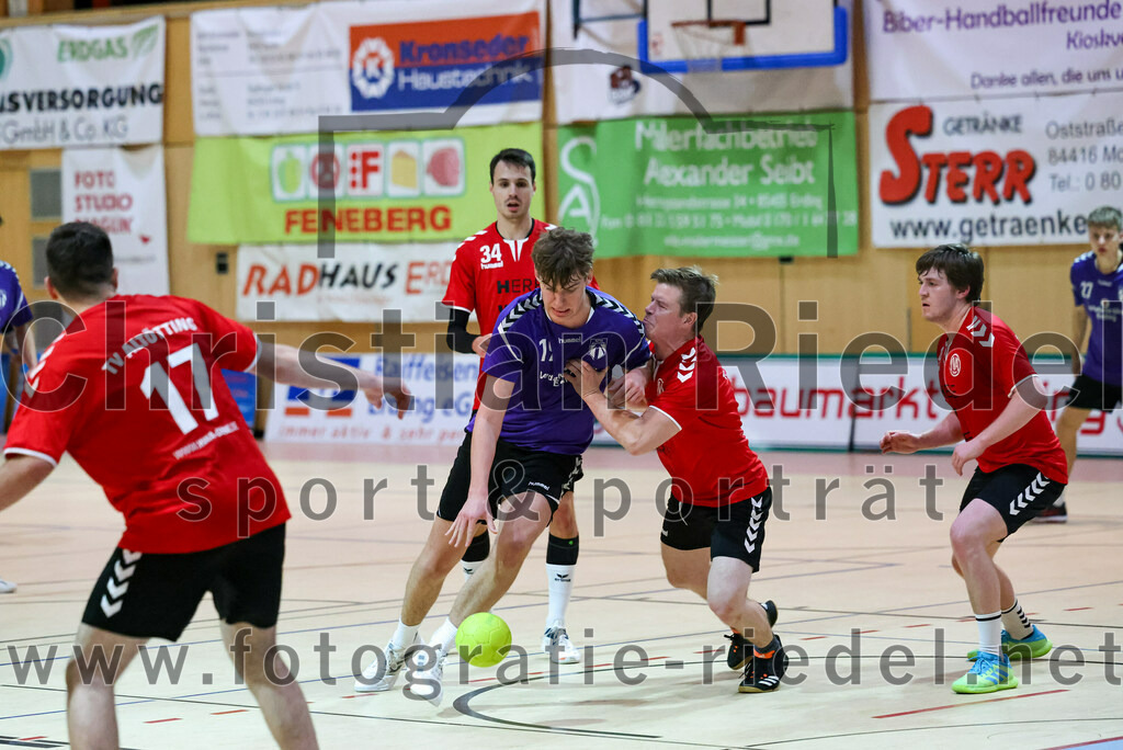 2022-11-12_030_SpVgg_Altenerding_III_gegen_TV_Altoetting_II | Erding, Deutschland, 12.11.2022:
Handball, Bezirksklasse Männer 2022 / 2023, 4. Spieltag, SpVgg Altenerding III gegen TV Altötting II, Endergebnis: 32:25

Levente Vas (TV Altötting, #17), Johannes Resch (TV Altötting, #34), Ferdinand Ewald (SpVgg Altenerding, #19), Johannes Petershofer (TV Altötting, #44)

Foto: Christian Riedel / fotografie-riedel.net