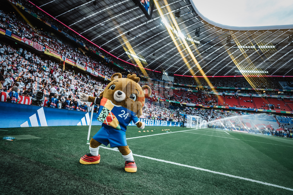 Fußball | Herren | UEFA-Fußball-Europameisterschaft 2024 | MD1 | Gruppe A | Deutschland vs. Schottland | 14.06.2024 | Masskotchen Albärt vor dem Spiel