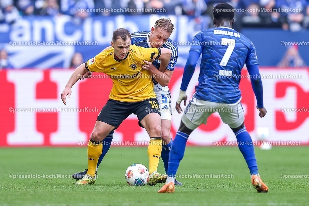 S0407022601050 | 07.02.2026, Fußball, FC Schalke 04 - SG Dynamo Dresden, 21. Spieltag, 2. Fußball Bundesliga, Veltins-Arena Gelsenkirchen, Saison 2025 2026: Timo Becker&nbsp;(Schalke04 #05) und Christian Pierre Louis Gomis (Schalke04 #07)im Zweikampf gegen  Jakob Lemmer (Dynamo Dresden #10)  DFB regulations prohibit any use of photographs as image sequences and or quasi-video.