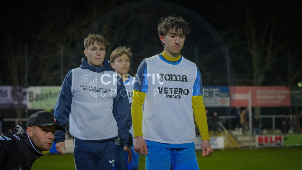 Fußball, Herren, Saison 2025/2026, Regionalliga Nordost, 22. Spieltag, FSV 63 Luckenwalde vs. Hallescher FC, Dienstag 07.04.2026, Werner-Seelenbinder-Stadion Luckenwalde, | Fußball, Herren, Saison 2025/2026, Regionalliga Nordost, 22. Spieltag, FSV 63 Luckenwalde vs. Hallescher FC, Dienstag 07.04.2026, Werner-Seelenbinder-Stadion Luckenwalde, Im Bild: v.l. Luca Dreihardt, Janne Classen und Bakr Altawil vom FSV 63 Luckenwalde. - Realisiert mit Pictrs.com