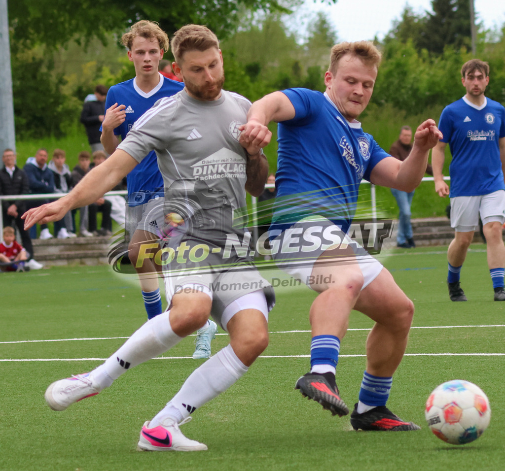 SV Enger-Westerenger - TuS Bruchmühlen | Auf dem Bild zu sehen: grau SV Enger-Westerenger: Jan Sennholz ; blau TuS Bruchmühlen: Kai Volkmer SV Enger-Westerenger, TuS Bruchmühlen, Saison 25/26, Kreisliga A, Enger, Deutschland - Realisiert mit Pictrs.com