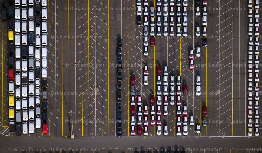 4030620 | BREMERHAVEN 01.06.2020 Senkrecht- Luftbild aus der Satelliten- Perspektive vom Parkplatz und Abstellfläche für Automobile - PKW am Überseehafen in Bremerhaven im Bundesland Bremen, Deutschland. // Vertical aerial view from the satellite perspective of the parking and storage space for automobiles on Ueberseehafen in Bremerhaven in the state Bremen, Germany. Foto: Gerhard Launer