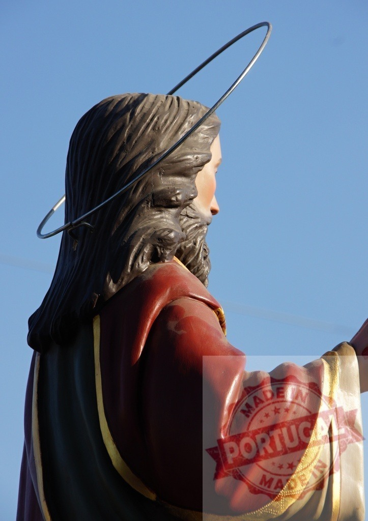 Statue of Jesus Christ wearing red and gold tunic with halo against blue sky | Procession 15.08.2025 - Assumption Day - Paco de Sousa, Portugal Side view of a statue of Jesus Christ wearing a red and gold tunic, with a halo, against a clear blue sky - Realized with Pictrs.com