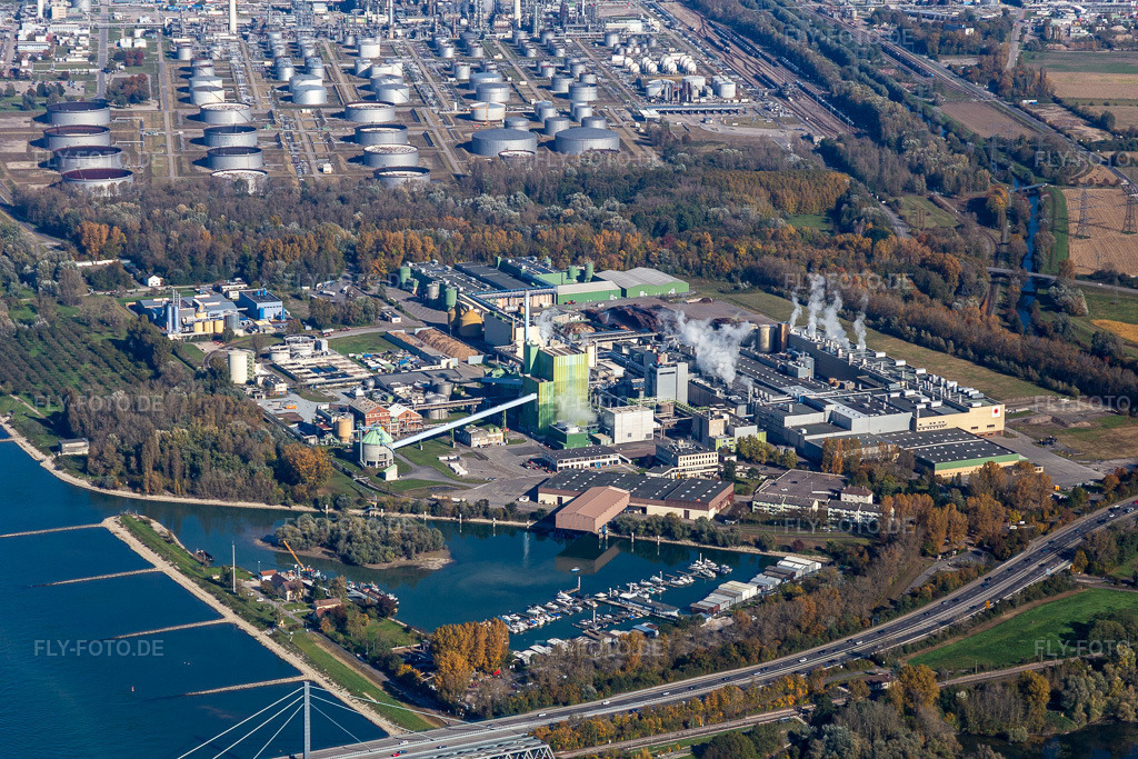 Luftbild: Werksgelände der Papierfabrik Stora Enso am Rhein. im Ortsteil Knielingen in Karlsruhe im Bundesland Baden-Württemberg in Deutschland. Foto: IMG_130026.jpg vom 24.10.2021 durch Werner Riehm/FLY-FOTO.de