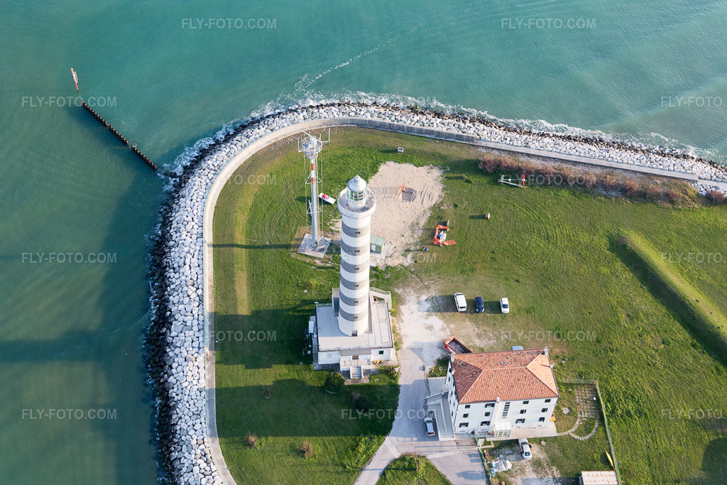 Aerial view: Leuchtturm als historisches Seefahrtszeichen im Küstenbereich der Adria in Lido di Jesolo in the state Veneto, Italy.Photo: IMG_098215.jpg taken on 04/03/2017 by Werner Riehm/FLY-FOTO.comResolution of the original: 5472 x 3648 px