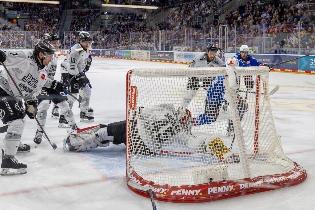 DEL, Deutsche Eishockey Liga Saison 2025/26, 13. Spieltag: Adler Mannheim gegen Kölner Haie | DEL, Deutsche Eishockey Liga Saison 2025/26, 13. Spieltag: Adler Mannheim gegen Kölner Haie***Alexander Ehl (28) erzielt das 3:1 für Mannnheim - Realisiert mit Pictrs.com