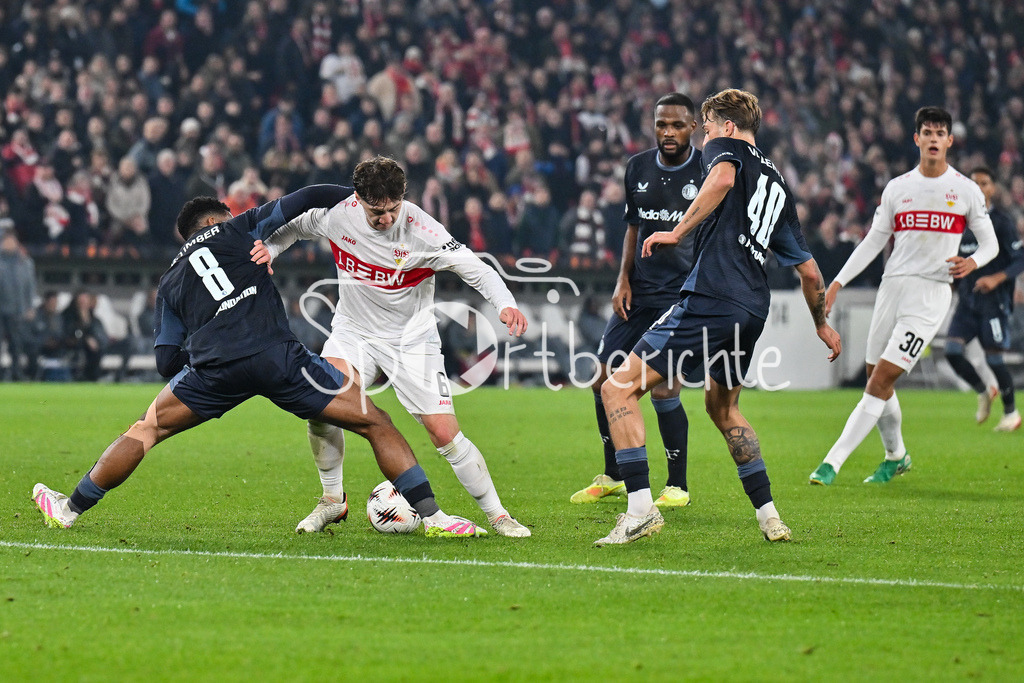 VfB Stuttgart - Feyenoord Rotterdam | STUTTGART, DEUTSCHLAND - 6. NOVEMBER: im Duell Angelo STILLER (VfB Stuttgart 6) und Quinten TIMBER (Feyenoord Rotterdam 8) beim Ligaspiel zwischen dem VfB Stuttgart und Feyenoord Rotterdam am 4. Spieltag der Europa League in der MHP-Arena am 06.11.2025 / Luciano VALENTE (Feyenoord Rotterdam 40)