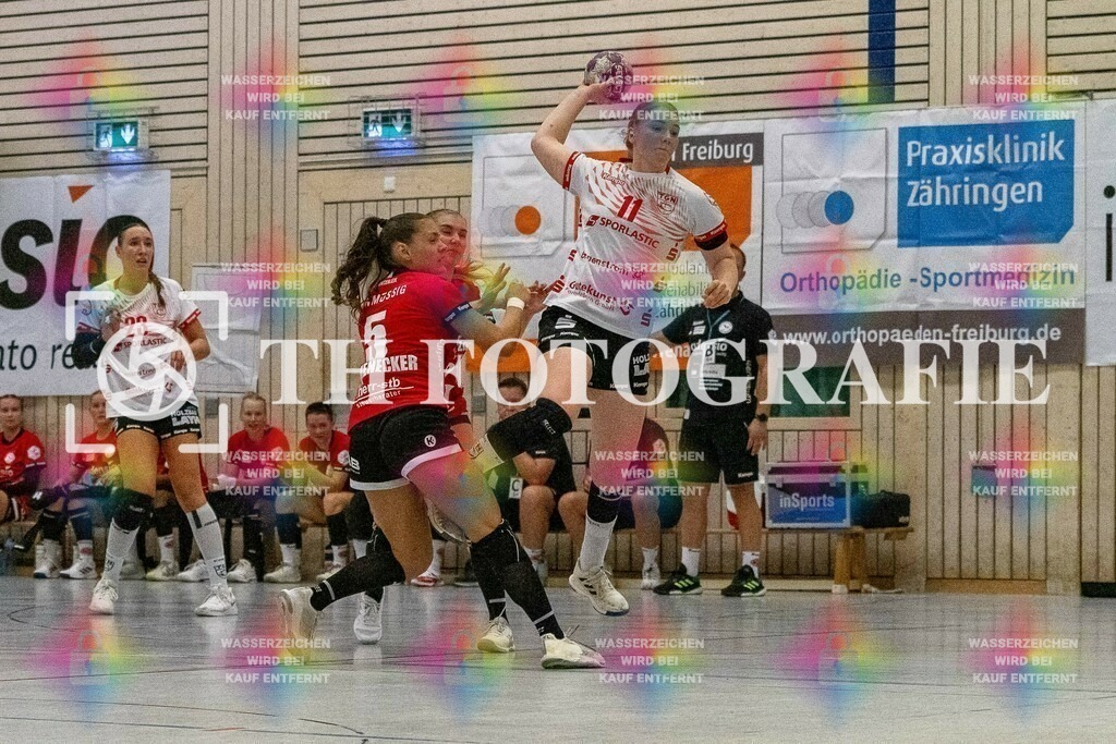 DEU, HSG Freiburg - TG Nuertingen, Handball, 2. Handball-Bundesliga, Saison 2023/2024, 04. Spieltag, Saison 2023/2024, 07.10.2023 | Kerstin Foth (TG Nuertingen, #11) am Kreis beim Wurf. Nele Emmenecker (HSG Freiburg, #05) kann nicht eingreifen.

DEU, HSG Freiburg - TG Nuertingen, Handball, 2. Handball-Bundesliga, Saison 2023/2024, 04. Spieltag, Saison 2023/2024, 07.10.2023

Foto: Eibner-Pressefoto/Thomas Hess