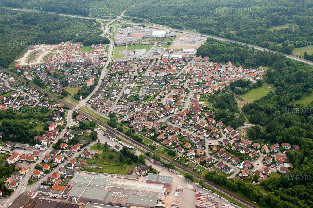 Vue aérienne: Vue de la ville à Seltz dans le département Bas Rhin, France. Photo: IMG_28771.jpg prise le 14/06/2010 par Werner Riehm/FLY-FOTO.euRésolution de l'original: 4752 x 3168 px