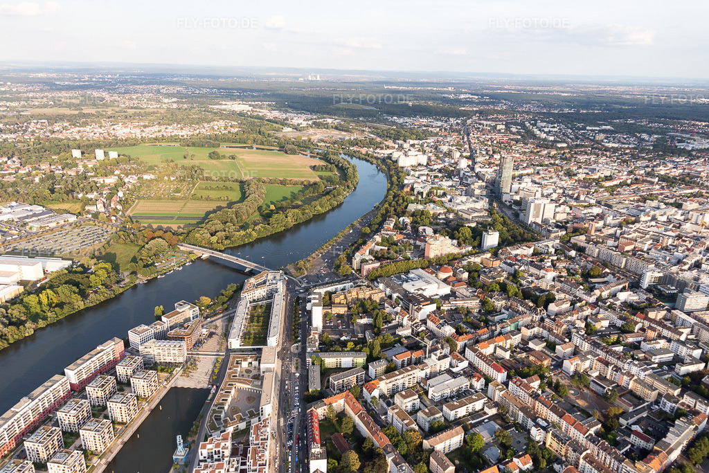 Luftbild: Wohngebiet der Mehrfamilienhaussiedlung auf der ABG Hafeninsel am Ufer des Main am Main im Ortsteil Kaiserlei in Offenbach im Bundesland Hessen in Deutschland. Foto: IMG_117588.jpg vom 10.09.2019 durch Werner Riehm/FLY-FOTO.de