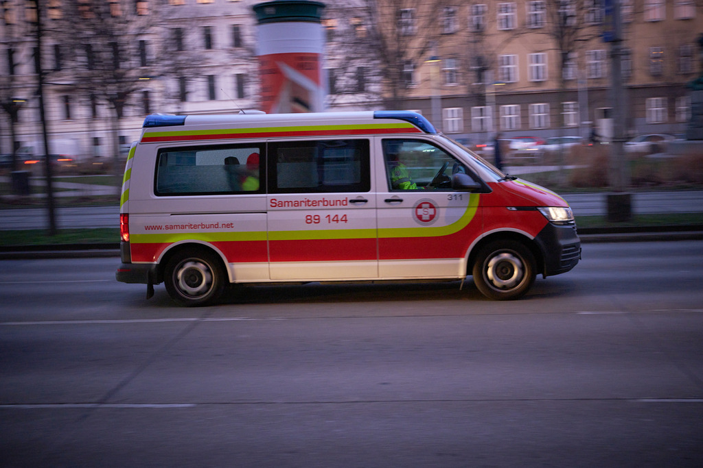 Samariterbund Fahrzeug fährt am Wiener Gürtel entlang | Wien, Austria - March 03, 2023: Samariterbund Fahrzeug fährt am Wiener Gürtel entlang. - Realisiert mit Pictrs.com
