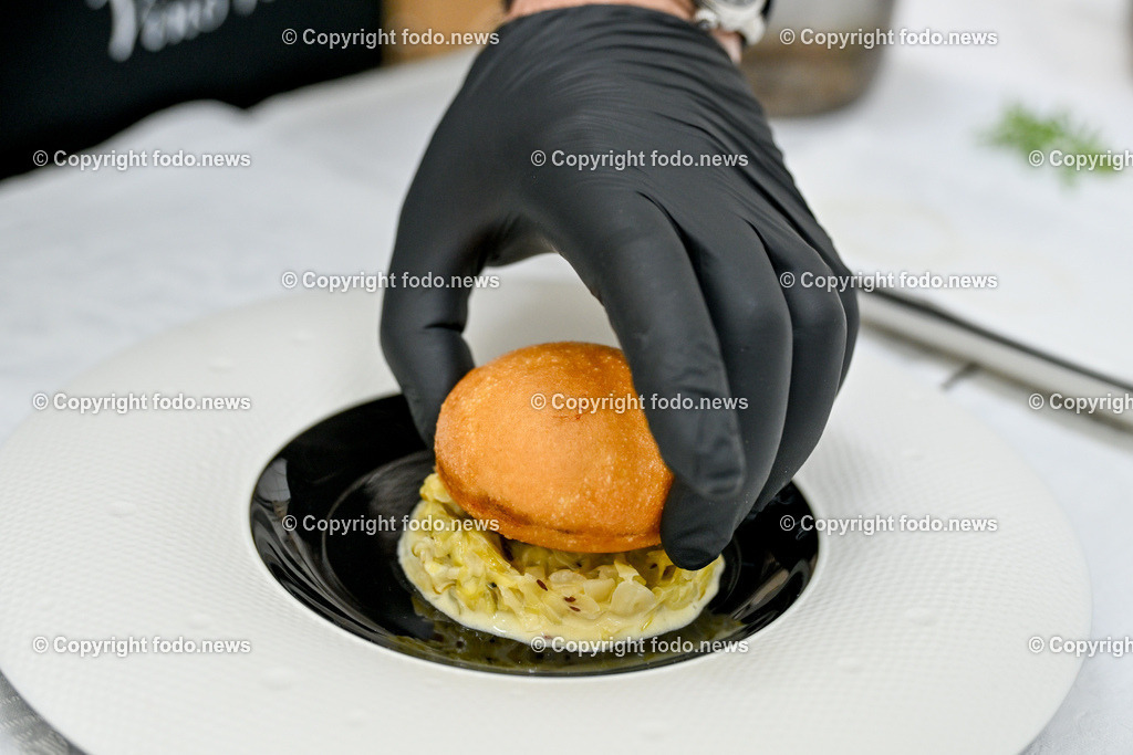 Kliemstein_ Restaurant_ 06.06.2024-12 | 06.06.2024, Linz, AUT, Kliemstein im Salzamt Linz, im Bild Michael A. Mueller (Patron) beim anrichten des Bruckner Menue im Kliemstein und Vino Vitis, Restaurant, Gastronomie