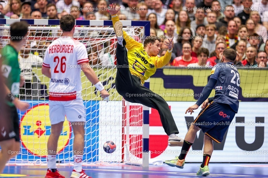 EHF17012601044 | 17.01.2026, Handball, Men's EHF EURO 2026, Österreich - Spanien, Jyske Bank Boxen in Herning, Dänemark, Preliminary Round:  Constantin Möstl (Austria #98) im Zweikampf gegen   Aleix Gomez Abello (Espania #28) 