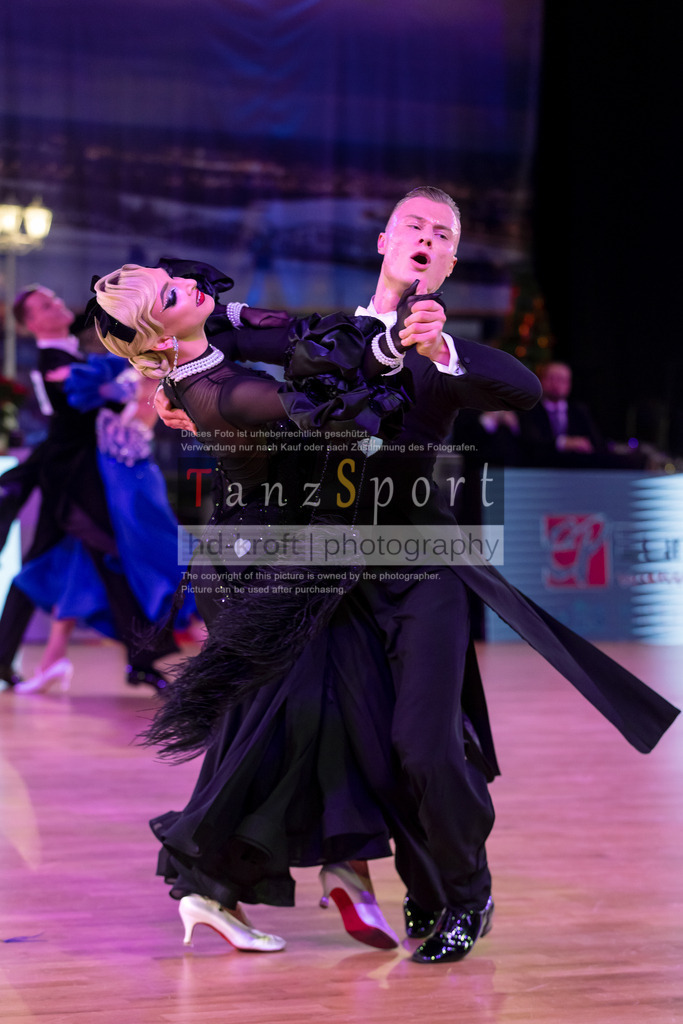 20241215_WDSF_Int_Open_Std-Riga-9853 | Tanzsportbilder, Standardtanz, Lateintanz, WDSF, DTV, LTVB, dancecomp, goc, hessen tanzt, blaues band der spree, walzer, tango, wiener walzer, slowfox, quickstepp, samba, rumba, cha-cha-cha, paso doble. jive, hd-kroft photography, turniertanzsport