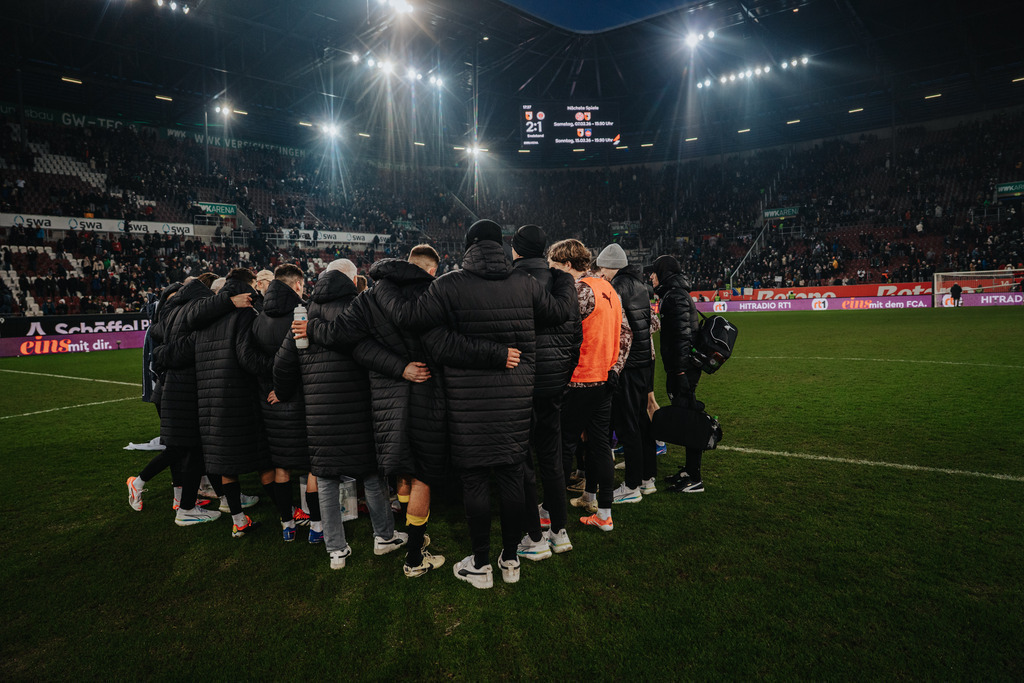 HEV06849 | Der offizielle Shop für FC St. Pauli Fotos. Wähle aus Spielszenen & Fanmomenten dein FCSP Wunschformat. Wir liefern Millerntor-Atmosphäre.