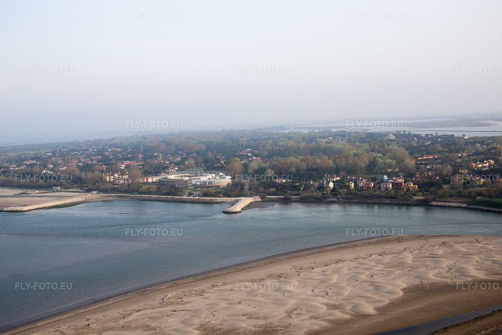 Vue aérienne: Vue de la ville à Isola Albarella dans le département Vénétie, Italie. Photo: IMG_087611.jpg prise le 06/04/2016 par Werner Riehm/FLY-FOTO.euRésolution de l'original: 5472 x 3648 px