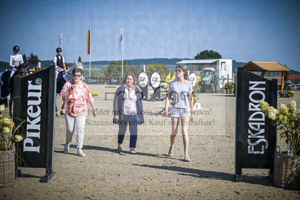 DOS_0015 | Entdecke hochwertige Reitturnierfotos von Foto Oger. Professionell, emotional und authentisch – jetzt Lieblingsmomente im Shop bestellen.Deutschlandweite Turnierfotografie. - Realisiert mit Pictrs.com