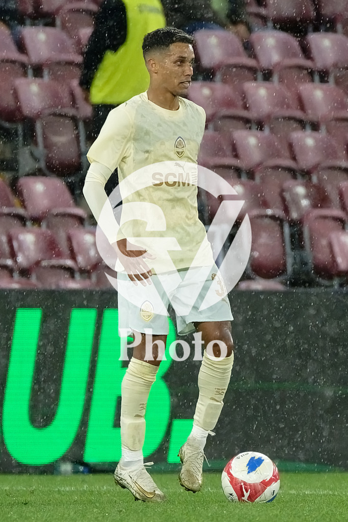 UEFA Conference League Play-offs 2nd leg - Servette FC v FC Shakhtar Donetsk | Pedrinho (38 FC Shakhtar Donetsk) controls the ball (action)  during the UEFA Conference League Play-offs 2nd leg match between Servette FC and FC Shakhtar Donetsk at Stade de Geneve in Geneva, Switzerland