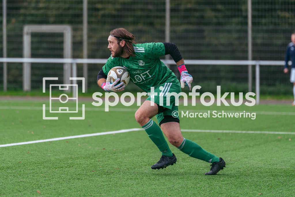 SSV Germania Wuppertal – Cronenberger SC | Leon Wilke (24, SSV Germania Wuppertal) leitet den Angriff  ein. Bezirksliga Niederrhein, Gruppe 2: SSV Germania Wuppertal gegen Cronenberger SC, Wuppertal, 11.10.2026. Endstand: 1:4. sportimfokus / Marcel Schwering - Realisiert mit Pictrs.com