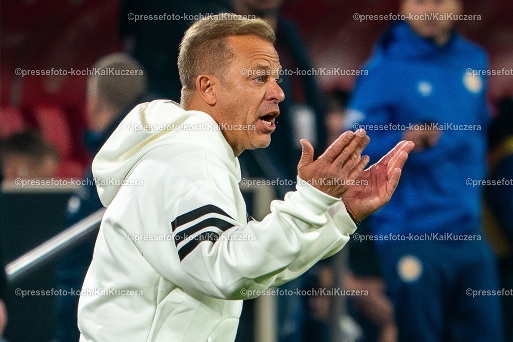 xKKU17102501027 | 17.10.2025, xKKUx, Fußball, Fortuna Düsseldorf - Eintracht Braunschweig, 2. Fußball Bundesliga, Merkur Spiel-Arena, Saison 2025 2026: Cheftrainer Markus Anfang (Fortuna Düsseldorf #hc) gestikulierend am Spielfeldrand  DFB regulations prohibit any use of photographs as image sequences and or quasi-video.