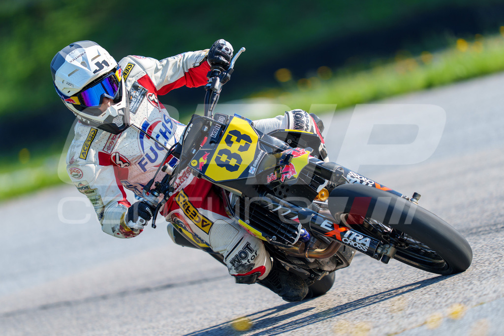 SuperMoto_Staatsmeisterschaft_Greinbach_067 | GRIPcapture steht für authentische Sportfotografie in Österreich – für Momente, die mehr sind als Geschwindigkeit oder Ergebnis. Es geht um Emotion, Spannung, Fokus und den Augenblick, der oft nur einen Wimpernschlag dauert.Ob Motorsport, Teamsport oder 
