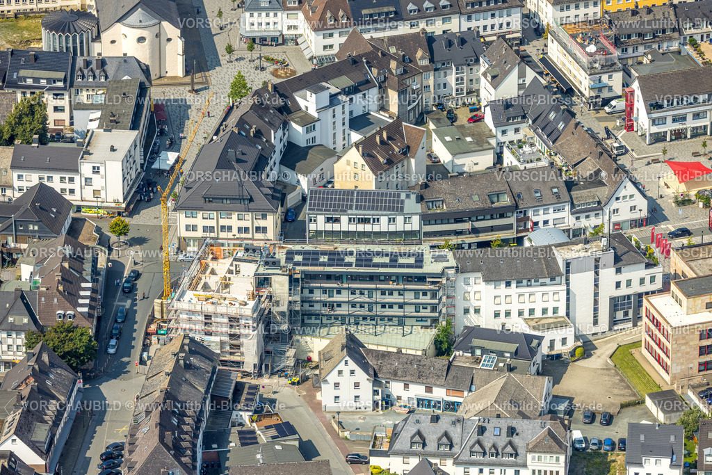 Meschede250807321 | Luftbild, Baustelle mit Baukran und Neubau Wohnhausan der Zeughausstraße Ecke Mühlenweg, ehemaliges Hotel Gercken, Kaiser-Otto-Platz, Meschede-Stadt, Meschede, Sauerland, Nordrhein-Westfalen, Deutschland