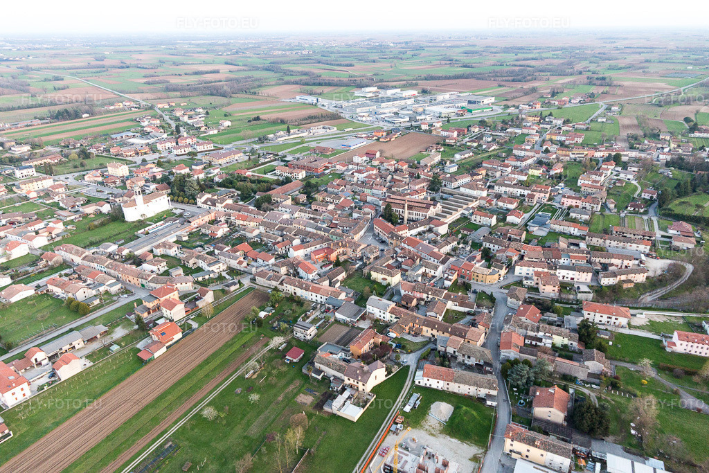 Vue aérienne: Vue de la ville à Carpacco dans le département Frioul-Vénétie Julienne, Italie. Photo: IMG_105643.jpg prise le 07/04/2018 par Werner Riehm/FLY-FOTO.eu – Résolution de l'original: 5472 x 3648 px